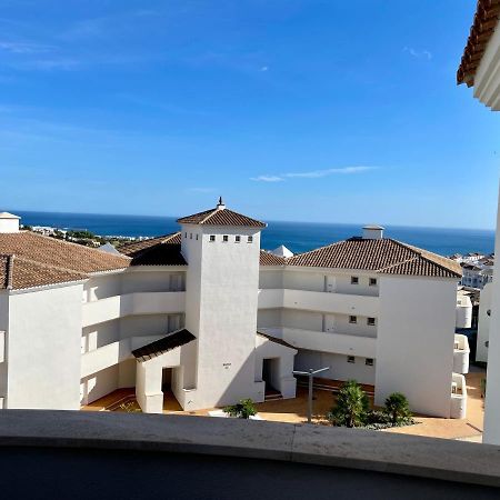 Hill Sea View Apartment Манилва Экстерьер фото
