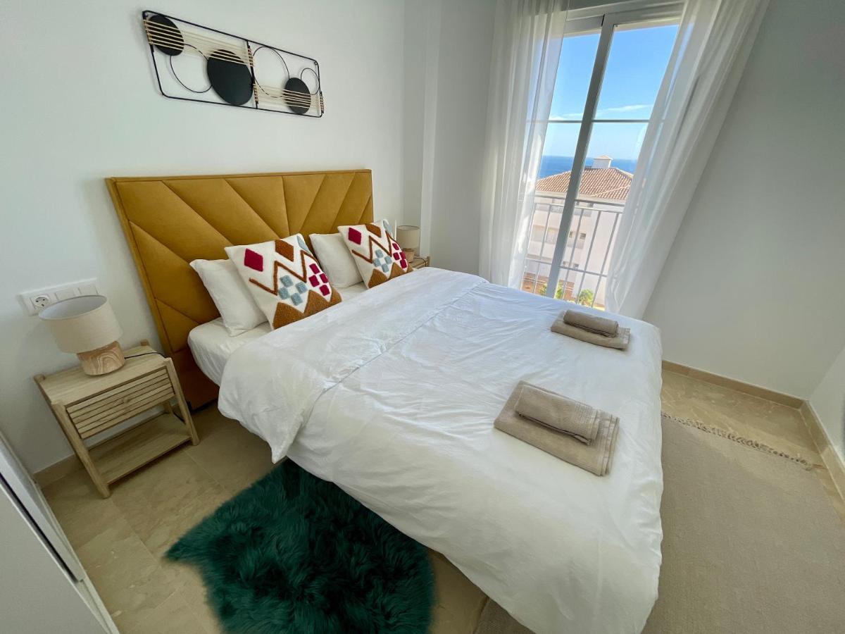 Hill Sea View Apartment Манилва Экстерьер фото