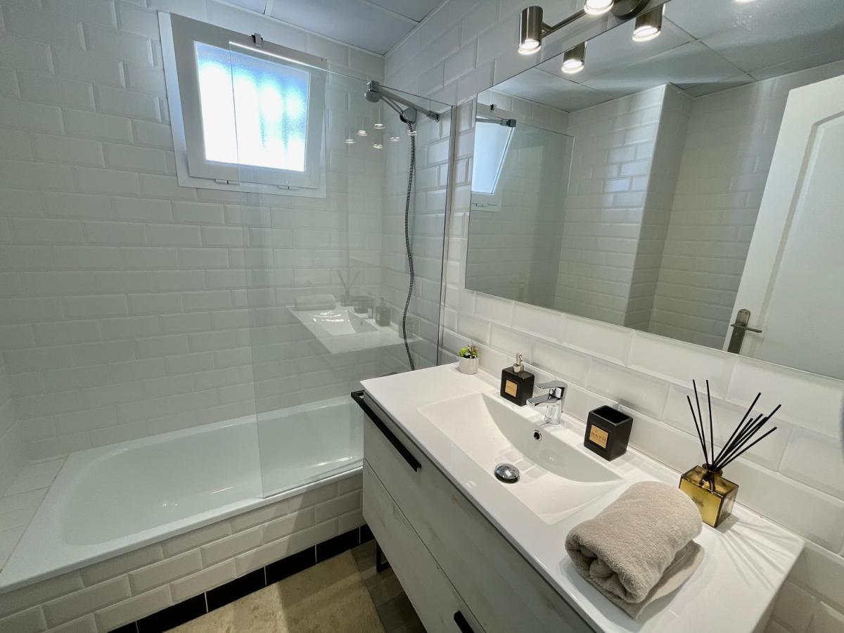 Hill Sea View Apartment Манилва Экстерьер фото